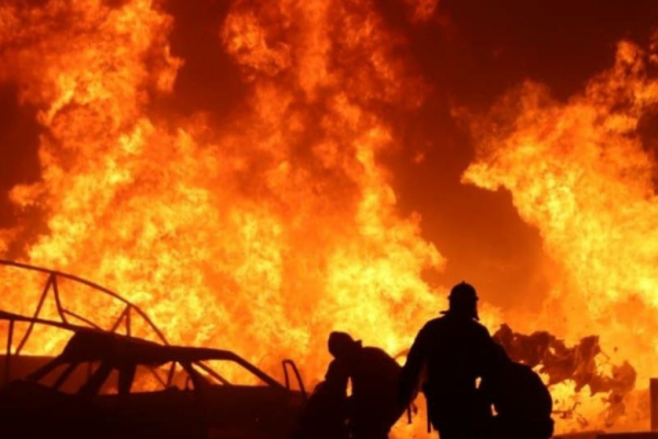 Пожар на нефтебазе в Тихорецке продолжает расти