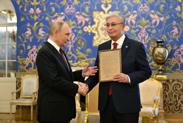 Путин передал Токаеву наградной лист на присвоение его отцу звания