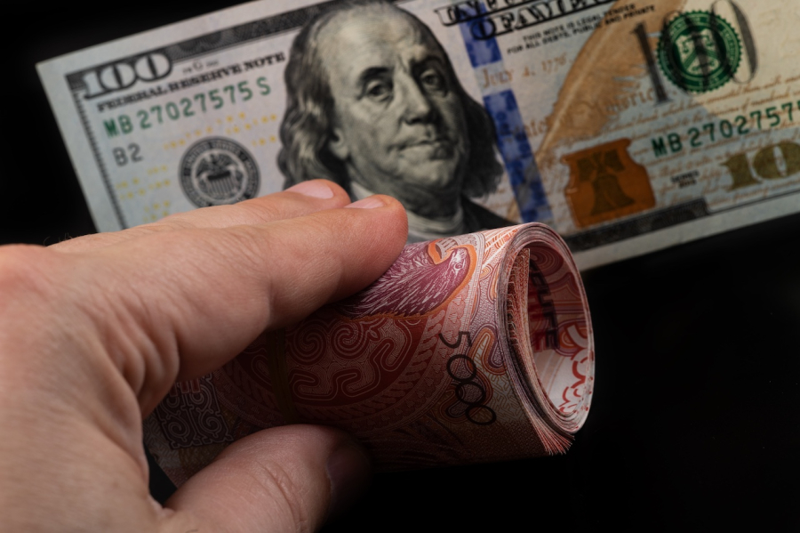 Тенге под давлением: доллар растет, нефть у семинедельного максимума