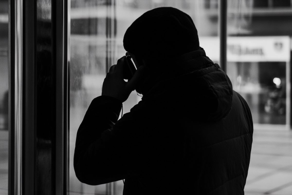 Мошенники пугали семейчанку штрафом и лишением свободы