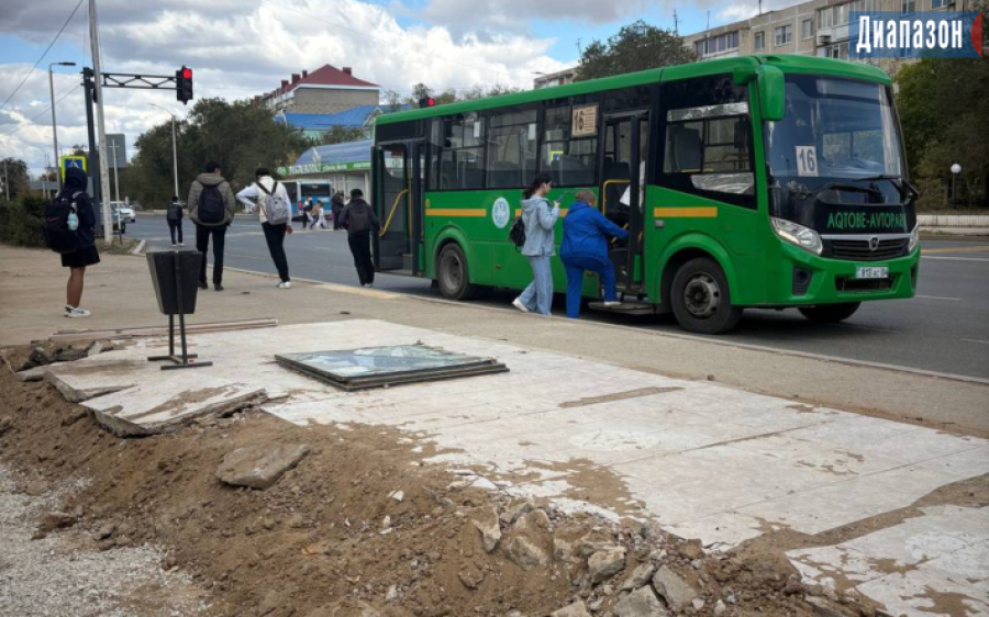 Снесли остановки, люди ждут автобусы под дождём