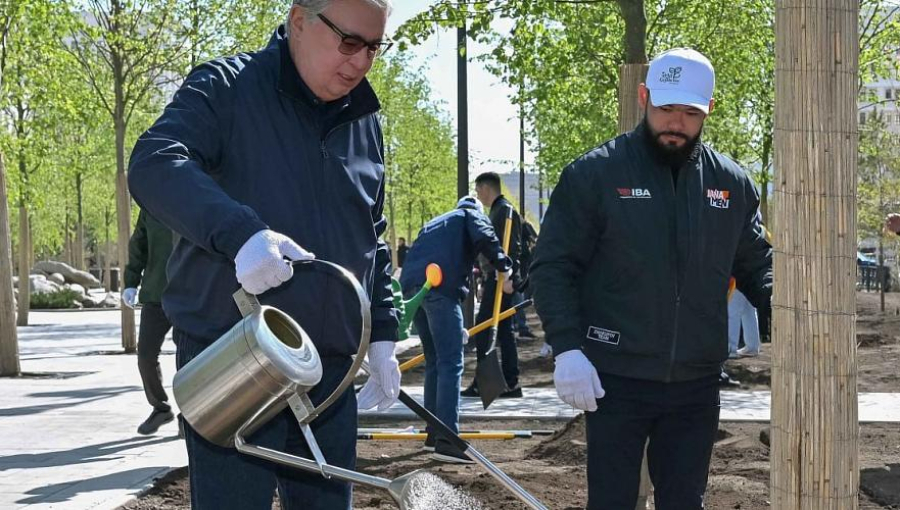 Токаев принял участие в городском субботнике в Астане