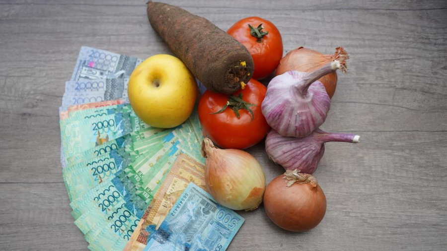 На сколько подешевели основные продукты питания в Казахстане