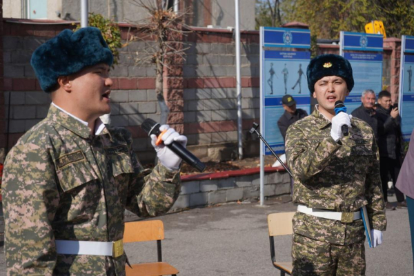 В Алматы торжественно проводили призывников в армию