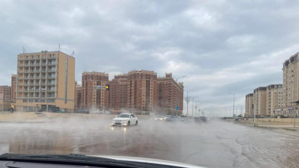 Дорогу затопило горячей водой: в Актау произошел порыв теплосети (видео)