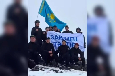 Символ справедливости: флаг «Закон и Порядок» водружён на горной вершине