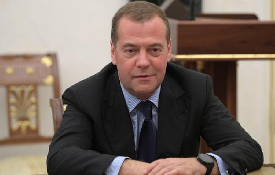 Медведев поблагодарил женщин, несущих службу в Вооруженных силах России