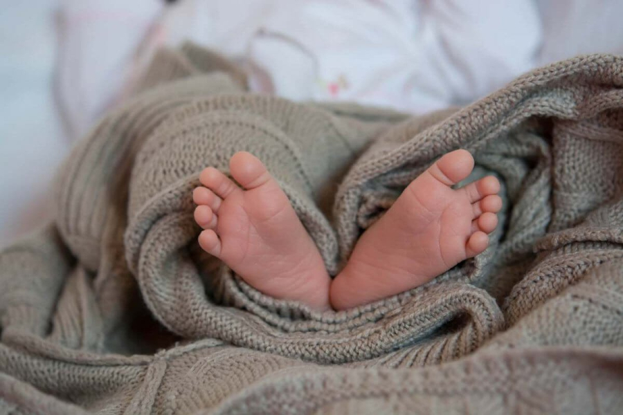 Блогер-миллионник потеряла ребенка после домашних родов в воде