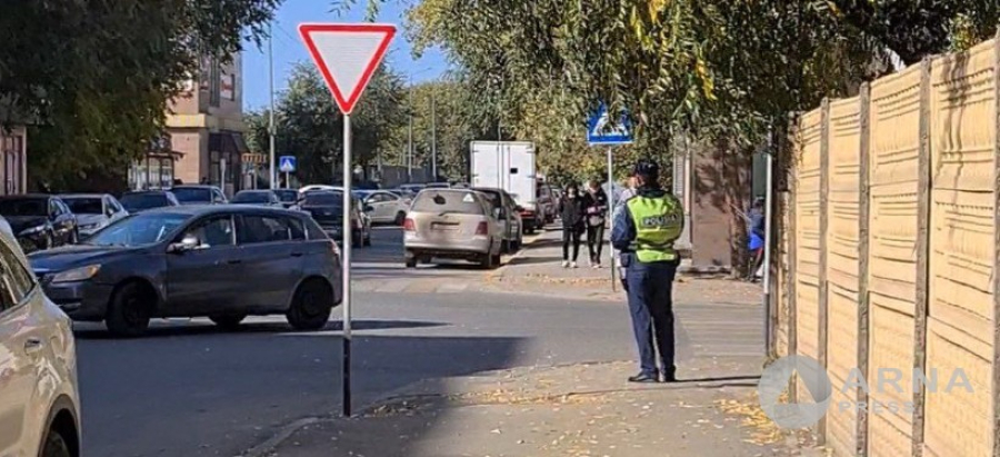 Полиция дежурит на перекрестке с изменившейся главной улицей в Семее