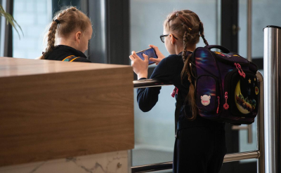 Superjob назвал число родителей, поддерживающих запрет телефонов в школах