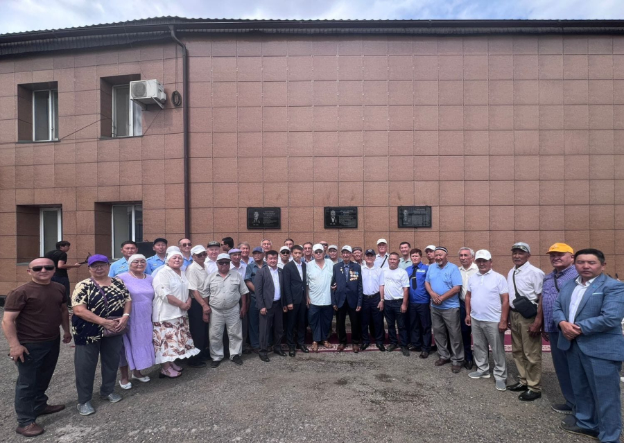 «Памятник легендарному поколению»: в городе Аягоз открыли мемориальную доску ветеранам-железнодорожникам