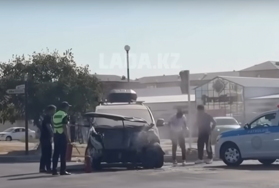 Автомобиль сбил столб в Актау и вылетел на тротуар (ВИДЕО)