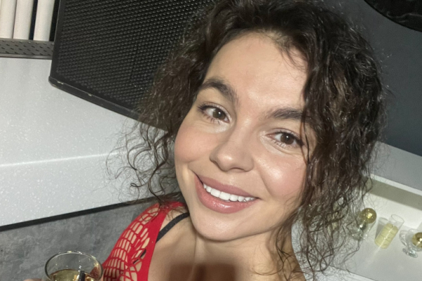 Вонзила бокал в лицо: красотку изуродовали на концерте группы t.A.T.u.