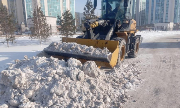 Снег в городе: в Астане более 2,3 тысяч дорожных рабочих вышли на уборку