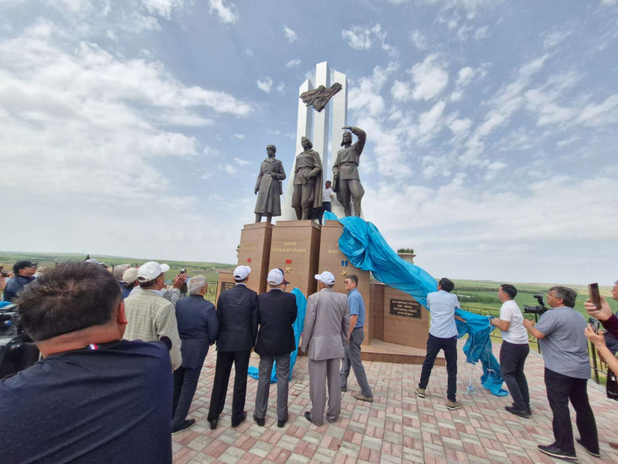 Маншук, Алия и Хиуаз увековечены в бронзе