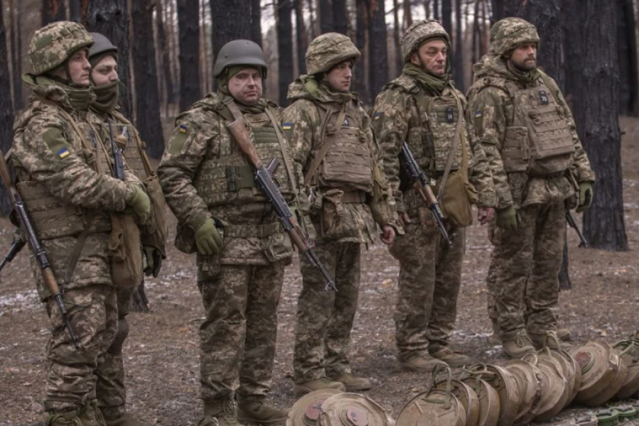 Украинские военные обносят мирных жителей в Сумской области