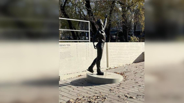 Памятник Денису Тену в Алматы изрисовали вандалы