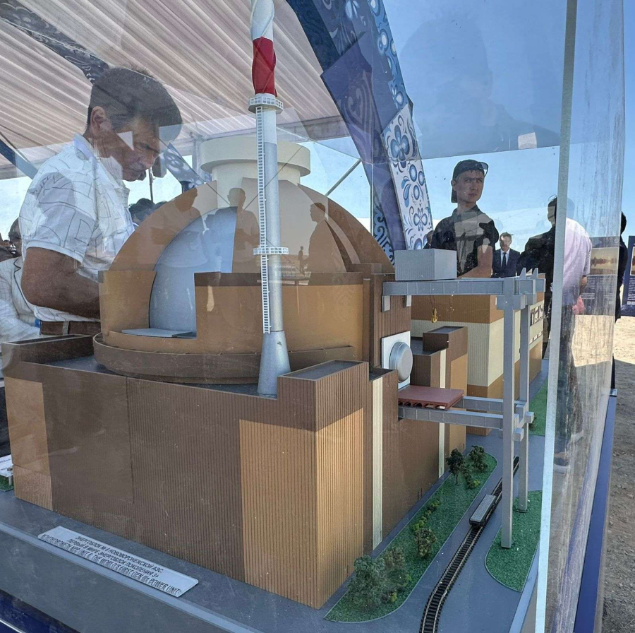 Казахстанцам показали примерный макет первой АЭС перед стартом строительства