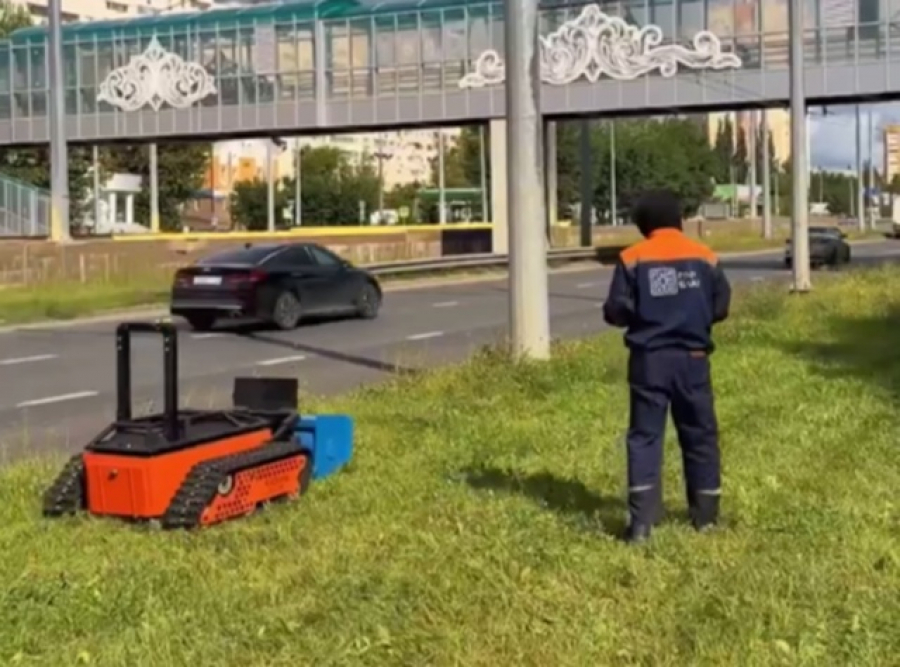 На улицах Казани тестируют беспилотную газонокосилку - видео