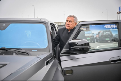 На полигоне в Китае Минниханов протестировал люксовый гибридный внедорожник