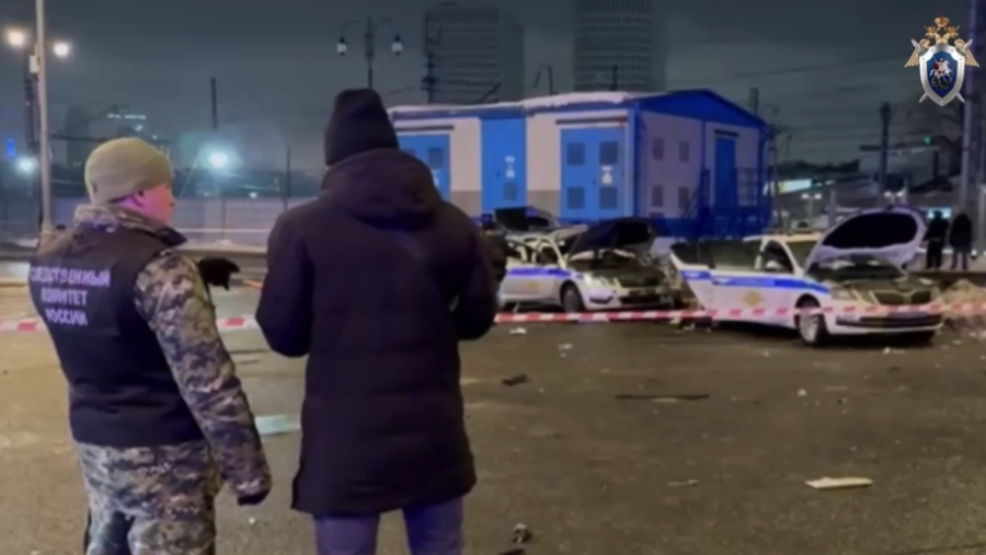 Развороченное полицейское авто: появилось видео с места подрыва патрульной машины у вокзала 24/02/2026 &ndash; Новости