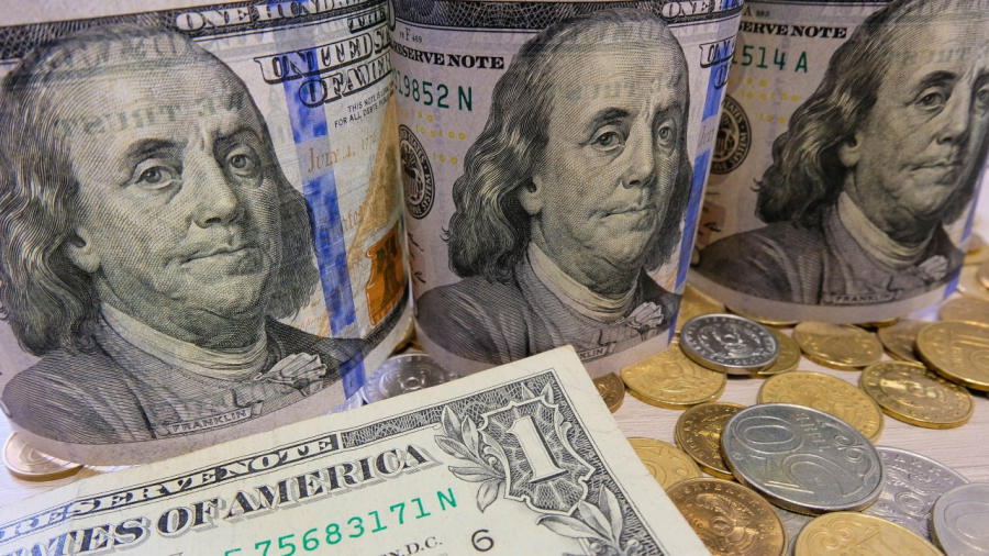 Крупные вкладчики забирают валюту из банков