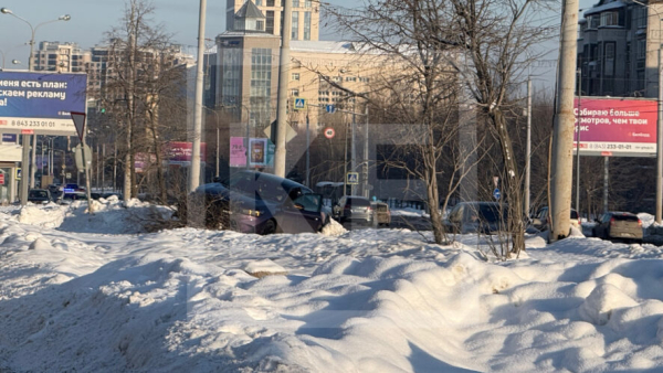 На Вахитова в Казани BMW столкнулся с Volkswagen и вылетел с дороги 25/01/2026 &ndash;