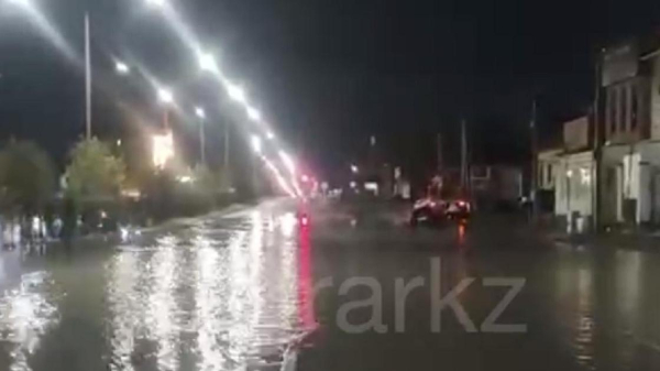 Улицы Шымкента ушли под воду после затяжного дождя (видео)