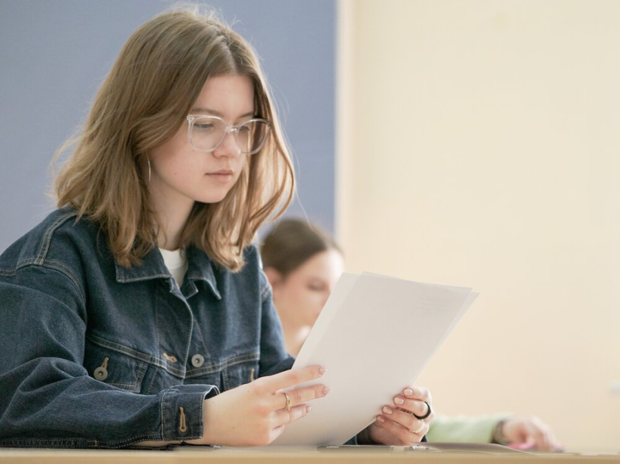 Миронов заявил, что ЕГЭ обманывает систему образования