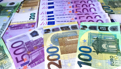 Евро ослабевает, доллар сохраняет доверие резервных фондов