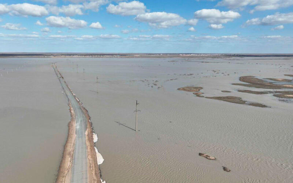 В пяти областях Казахстана республиканские трассы затопило талыми водами