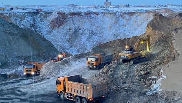 Малогабаритный экскаватор спустили на тросе в воронку для поисковых работ в Майкаине