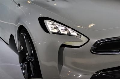 Девушка ударом ноги повредила автомобиль парня в Таразе