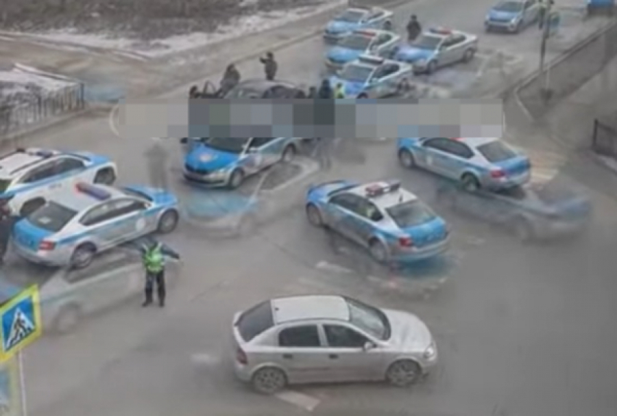 Десятки полицейских окружили автомобиль в Актобе (ВИДЕО)