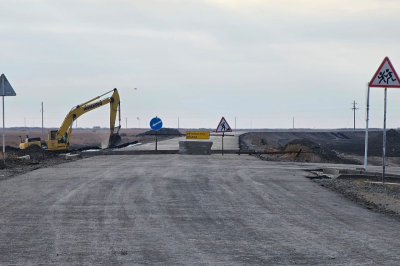 В Талдыколе уложили первый слой новой дороги