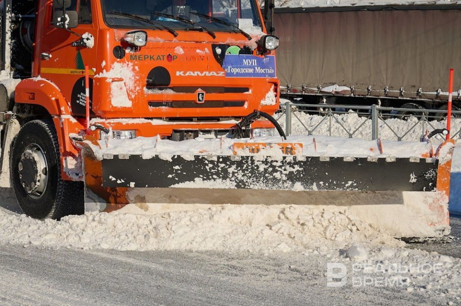 Более 600 машин спецтехники ночью будут очищать дороги Казани от снега