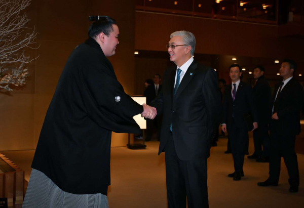 Токаев встретился с казахстанским сумоистом Ерсином Балтагулом в Токио