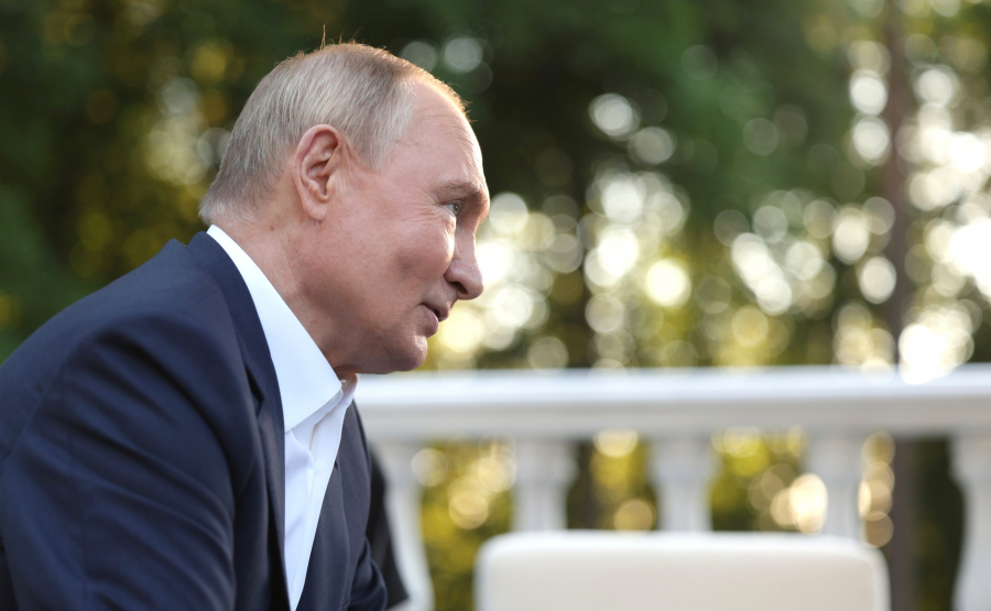 Путин в Красноярске обменялся футбольными пасами со школьником