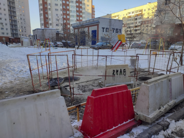 Дыра в асфальте на Пермякова и Широтной притормозила тюменских водителей