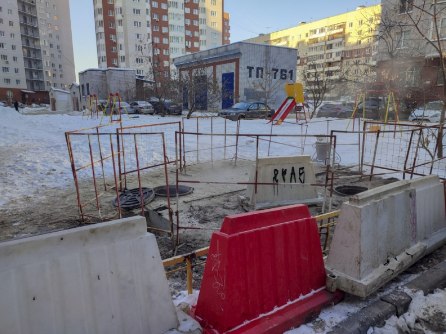 Дыра в асфальте на Пермякова и Широтной притормозила тюменских водителей