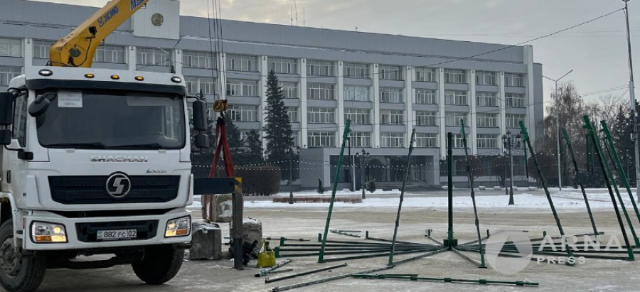 Главную городскую елку начали устанавливать в Семее