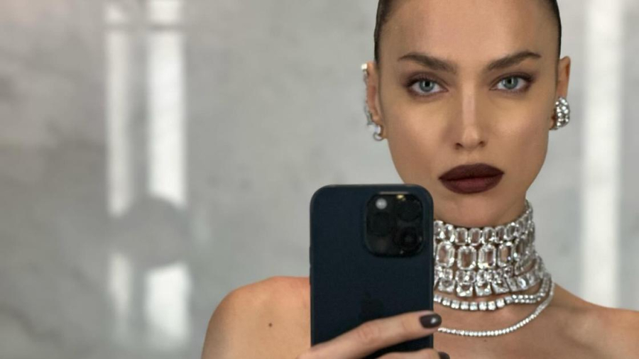 Ирина Шейк опубликовала фото топлес и показала, как готовилась к Met Gala