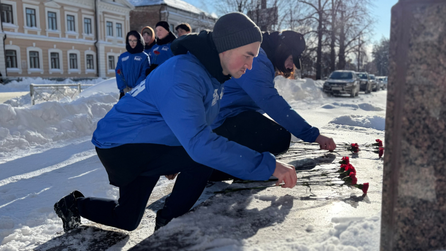 Активисты &laquo;Молодой гвардии&raquo; в Казани возложили цветы к памятнику Пушкина