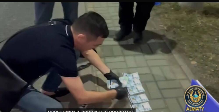 Вымогавшие деньги лжеполицейские задержаны в Алматы  