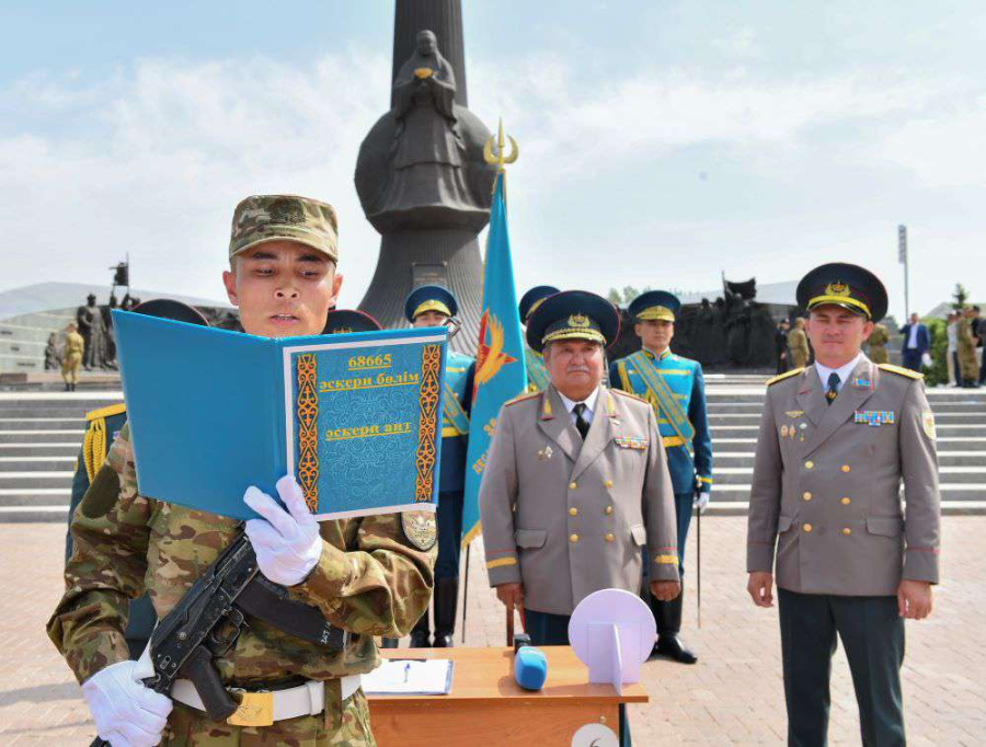 Военнослужащие столичной бригады приняли присягу на верность Родине