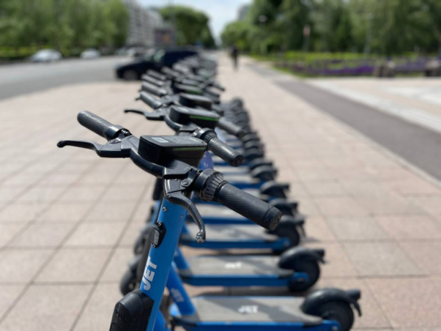 Свыше 800 нарушений самокатчиками выявила полиция Алматы