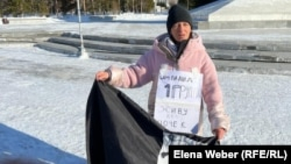 В Караганде женщина-инвалид провела акцию против выселения её из единственного жилья