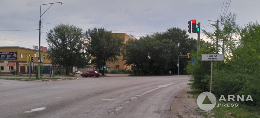 Знак для пешеходов скрыли разросшиеся деревья в одном из районов Семея