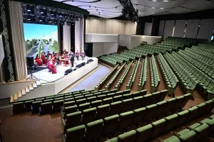 В Челнах концертный зал после ремонта посетил раис Рустам Минниханов