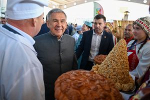 Минниханов в Казани посетил ярмарку с продукцией от студентов и школьников «Город мастеров»